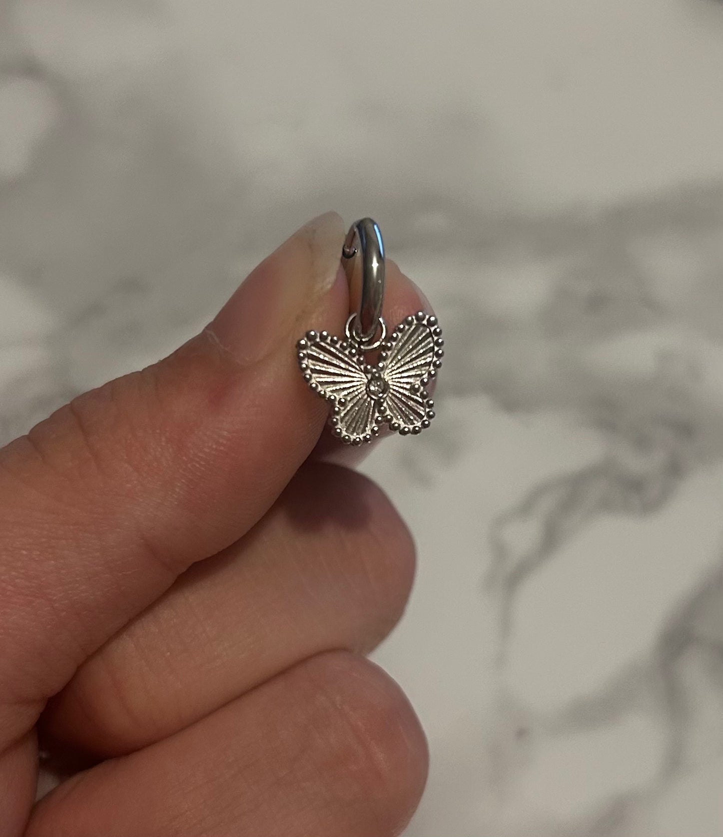 Boucle d'oreille papillon argentée