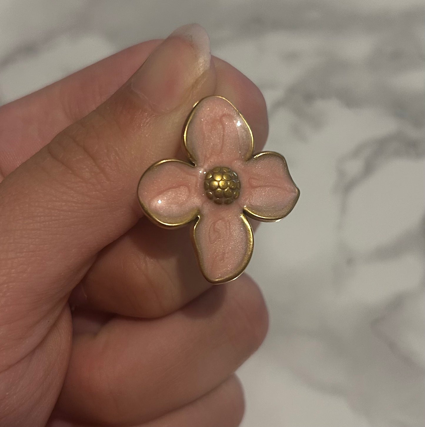 Boucle d'oreille fleur rose