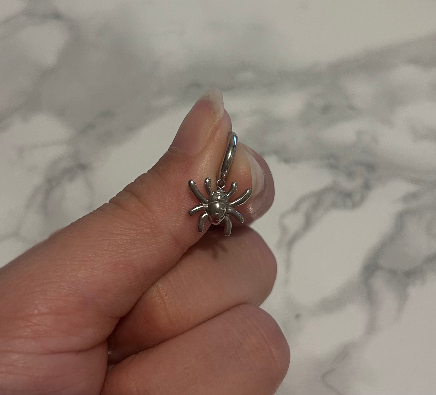 Boucle d'oreille araignée argentée