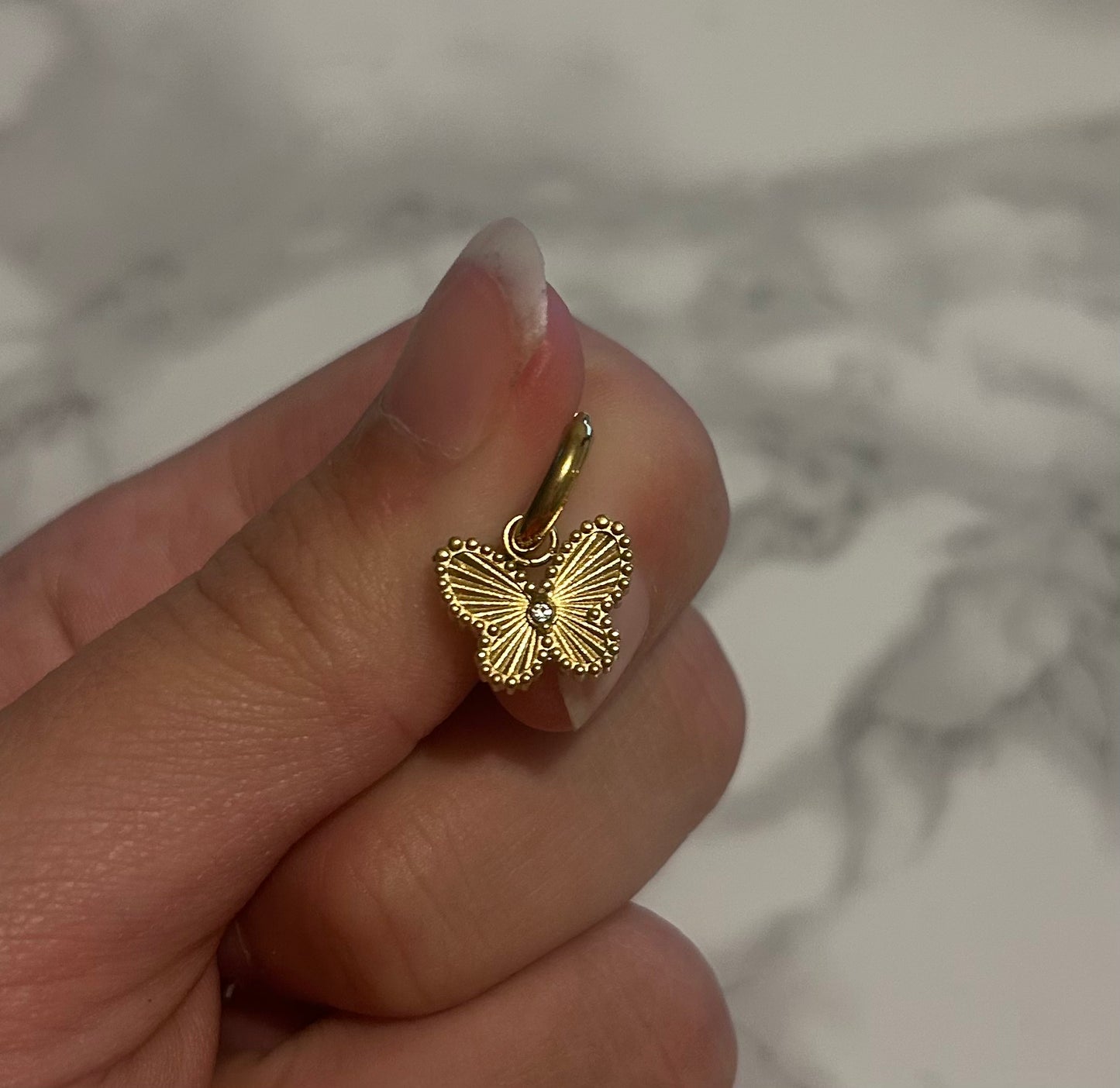 Boucle d'oreille papillon dorée